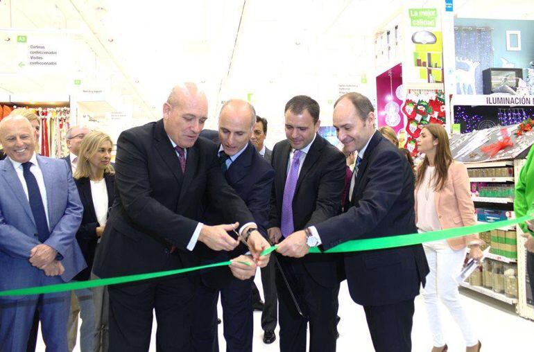 El alcalde de Armilla, durante el acto simbólico de inauguración de Leroy Merlin.