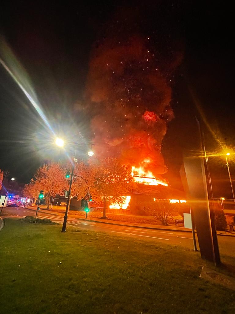 Un incendio destruye de madrugada el centro comercial Gorraiz