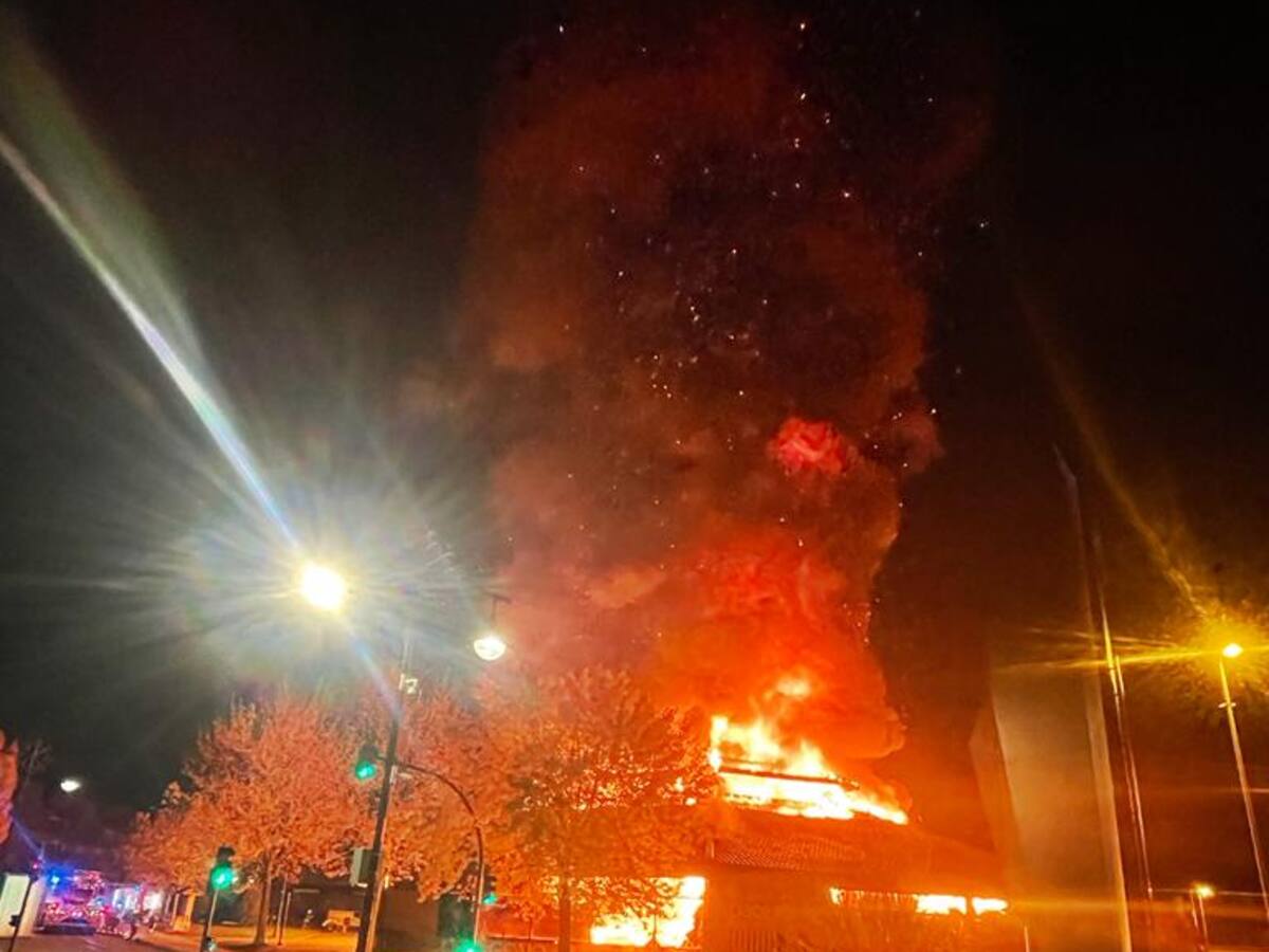 Un incendio destruye el centro comercial Gorraiz, en Navarra: "Es un mazazo, son negocios pequeñitos, hay familias y vidas detrás"