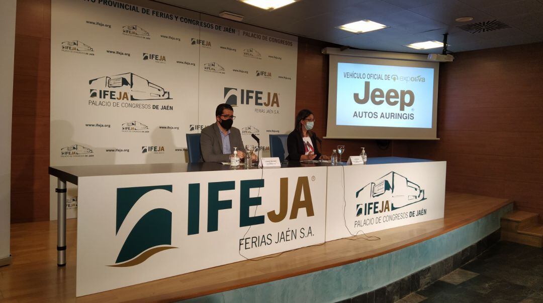 África Colomo, presidenta del Consejo de Administración de Ferias Jaén y Francisco José Lorente, gerente de Jeep Autos Auringis.