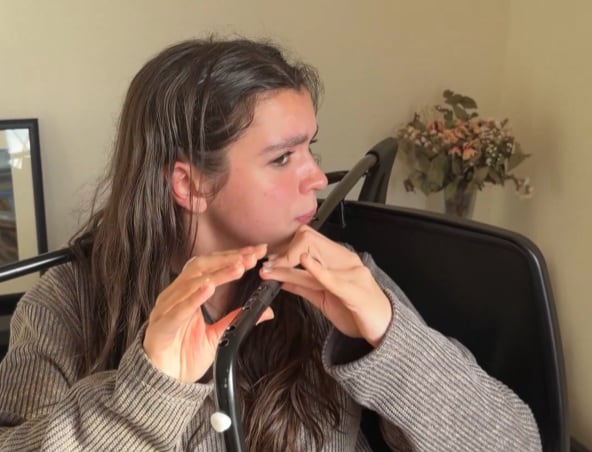 Amaia tocando una vez más la famosa silla