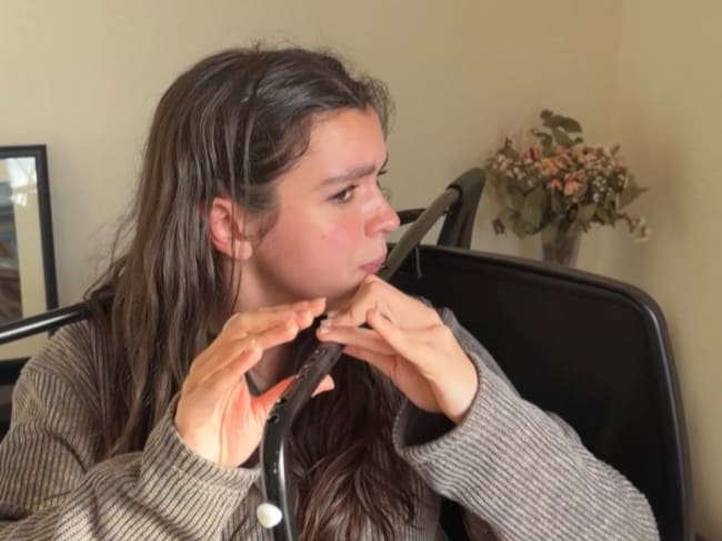 Amaia tocando una vez más la famosa silla