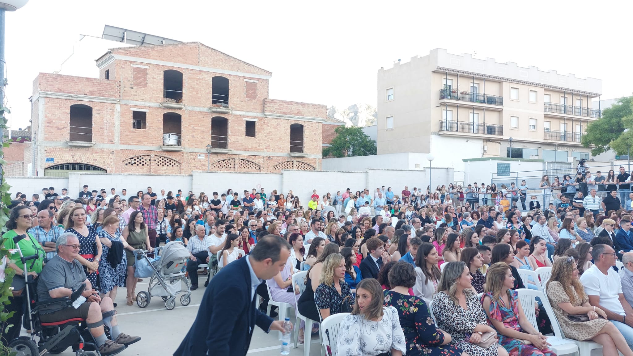 Aspecto que presentaba el patio-aparcamiento del centro durante el acto de graduación