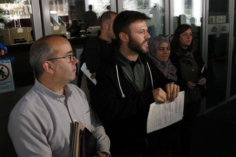 El teniente de alcalde de Badalona José Téllez rompe la orden judicial que prohibía abrir el Ayuntamiento 