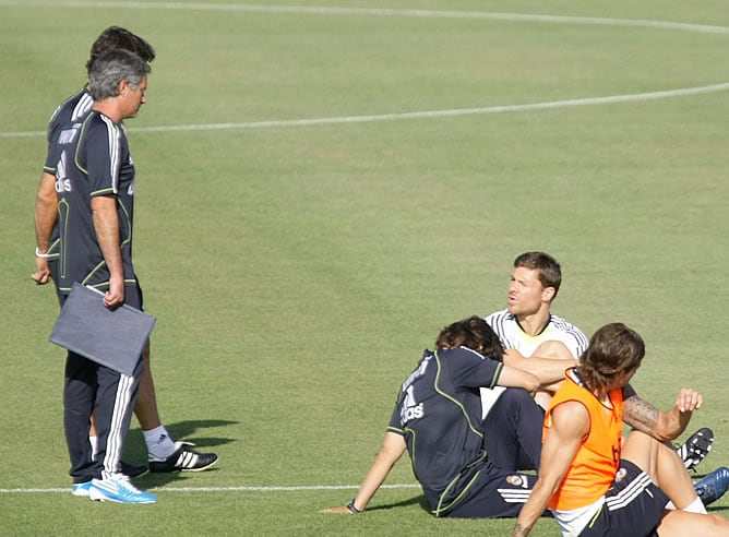 Xabi Alonso habla con Mourinho durante un entrenamiento