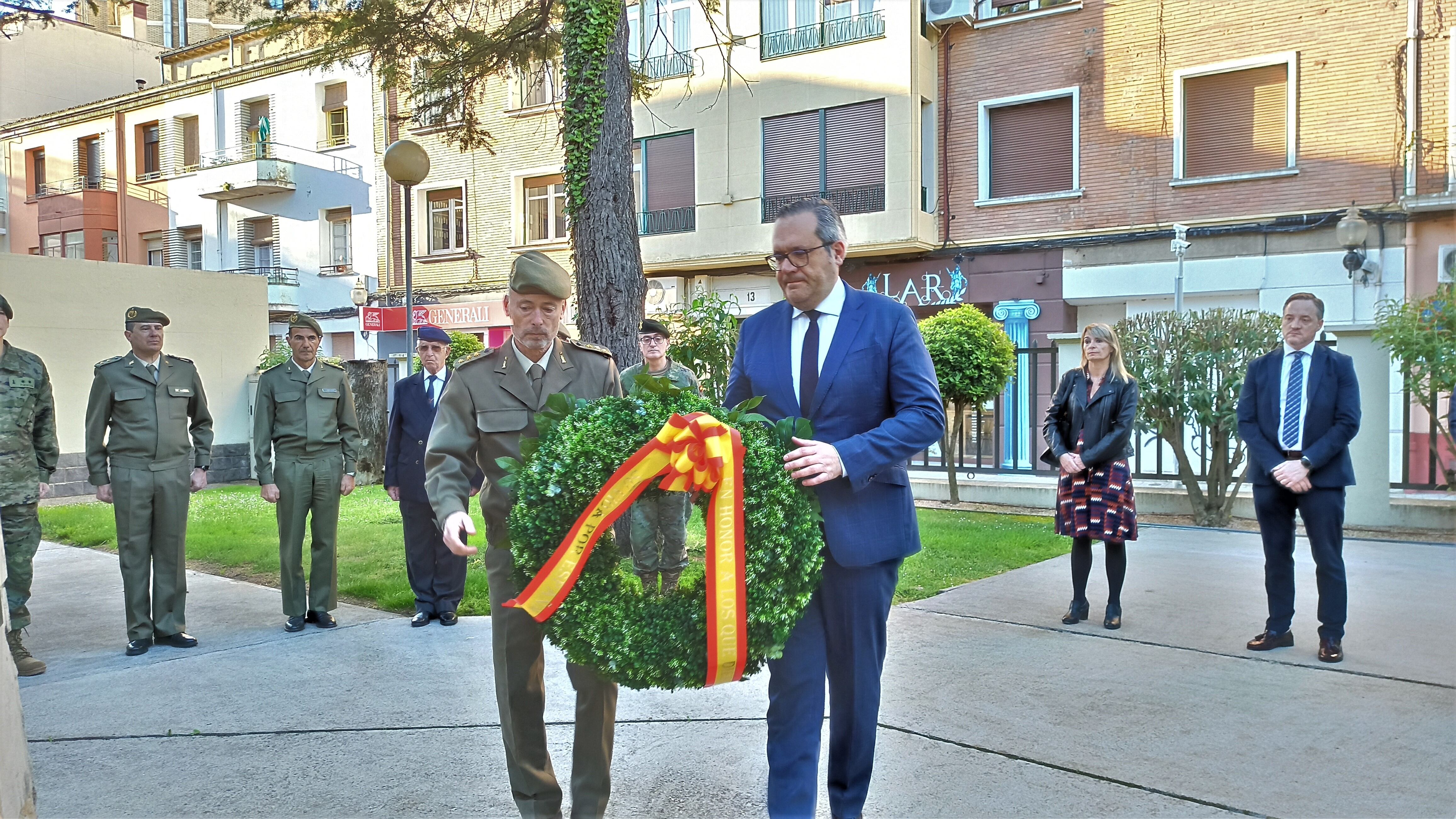 Carlos Ortas, director de Walqa, y Rafael Matilla, subdelegado de Defensa en Huesca depositaban la corona de laurel