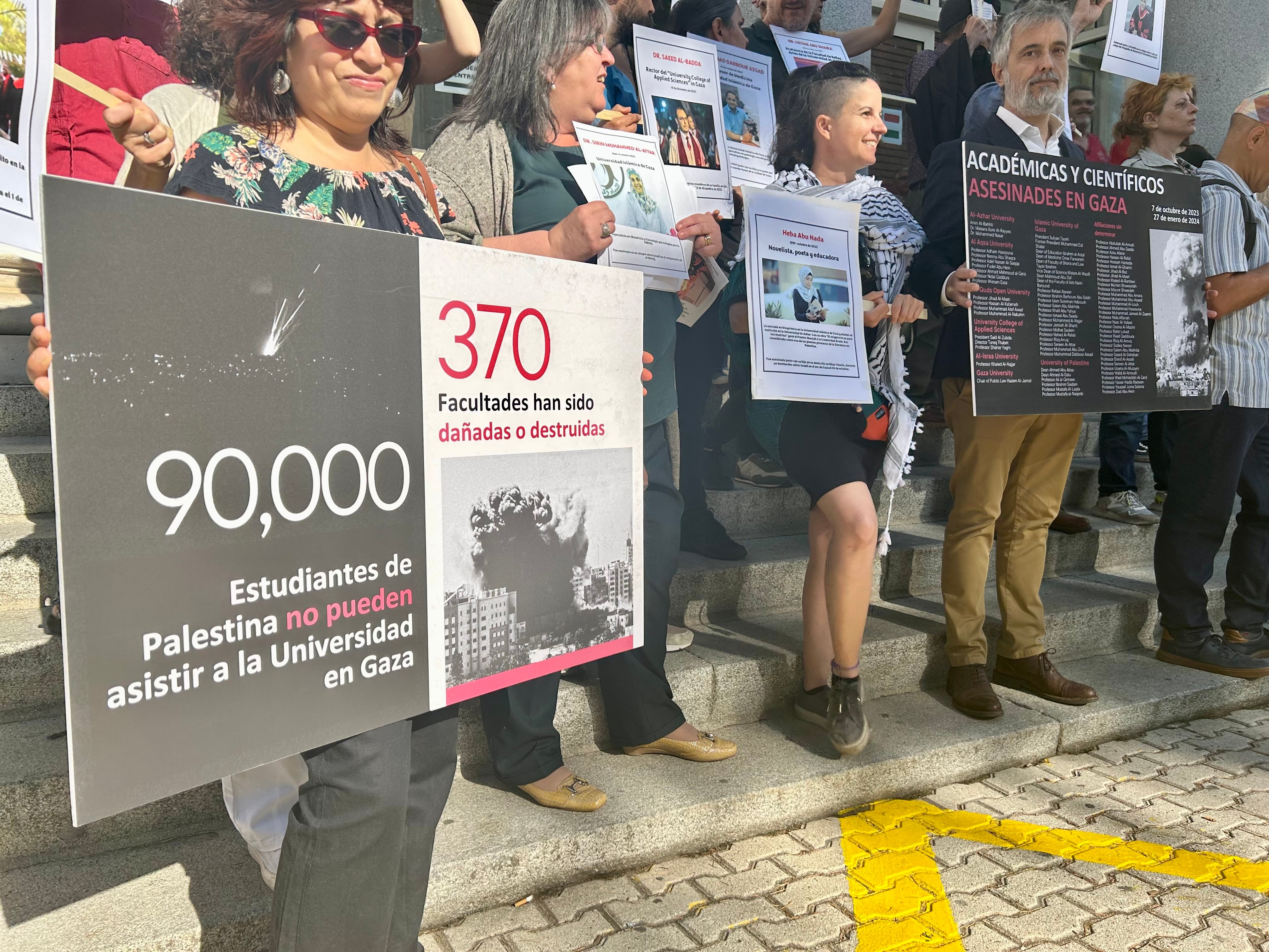 Profesores protestan frente al edificio de Rectorado de la Universidad Complutense de Madrid durante la celebración del Consejo de Gobierno