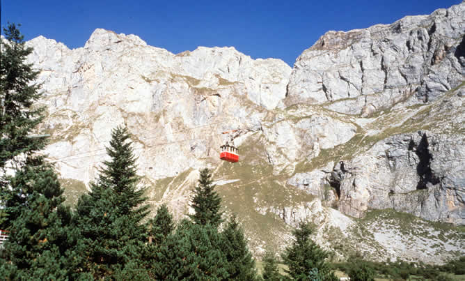 Vista General de los Picos de Europa con el teleférico de Fuente Dé, al fondo