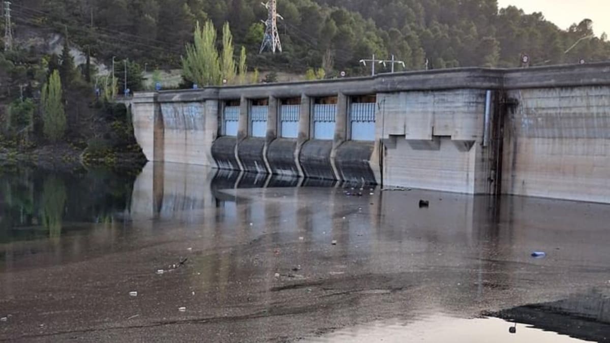 El embalse de Entrepeñas (Guadalajara) lleno de guarrería