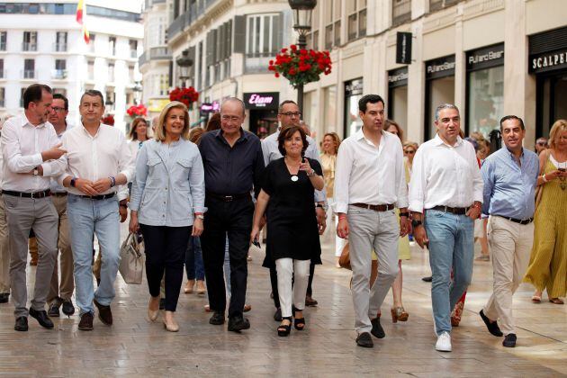 La exvicepresidenta del Gobierno y candidata a la Presidencia del PP, Soraya Sáez de Santamaría, que ha participado hoy en Málaga, pasea por la calle Larios acompañada de Francisco de la Torre (4i), alcalde de Málaga; Elías Bendodo (2d), presidente de la 