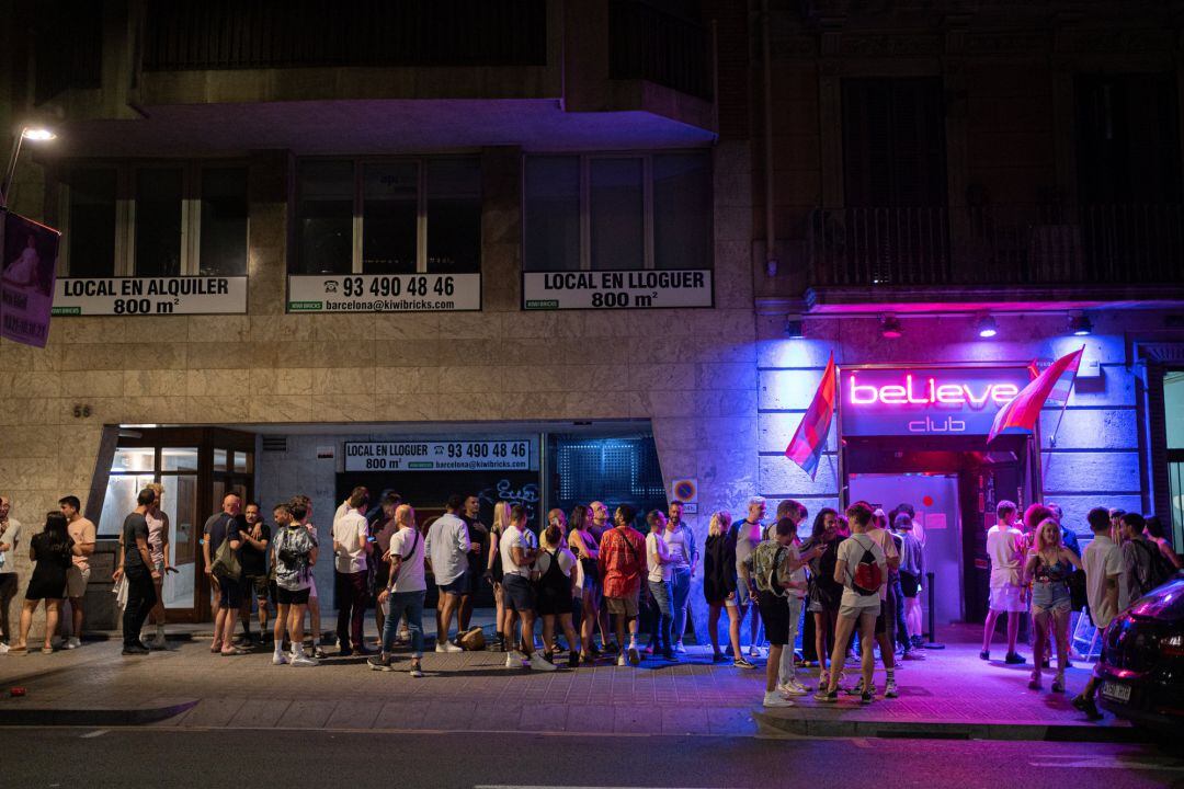 Jóvenes hacen cola para entrar a una discoteca. 27 de junio de 2021, en Barcelona, Catalunya (España). 