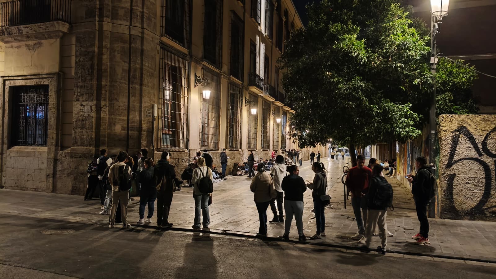 Colas ante el Ayuntamiento de València en el primer día de la regularización presencial de migrantes.