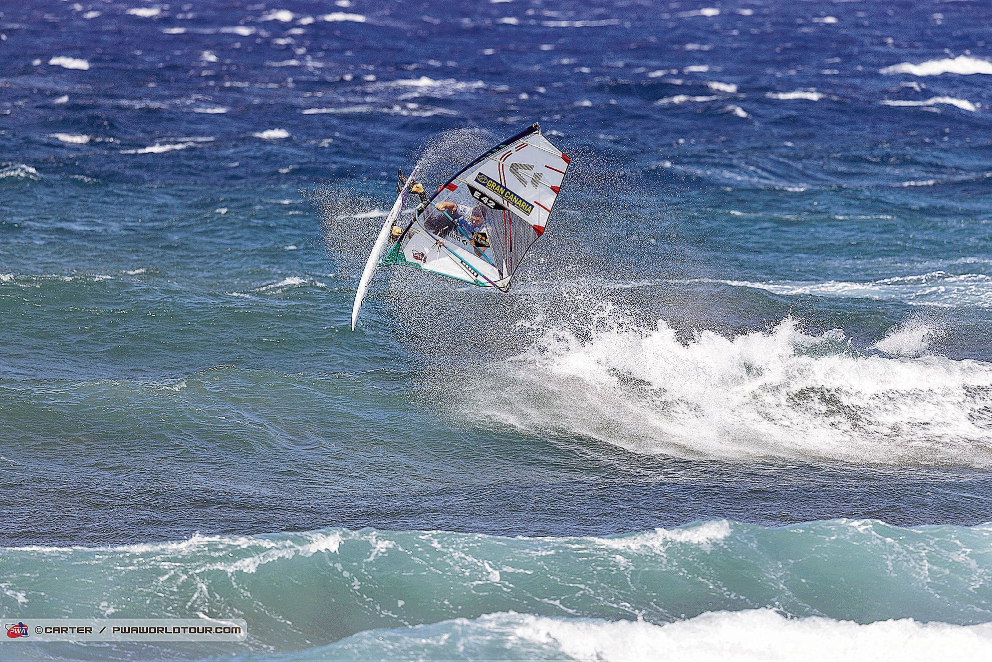 Víctor Fernández surfeando una ola.