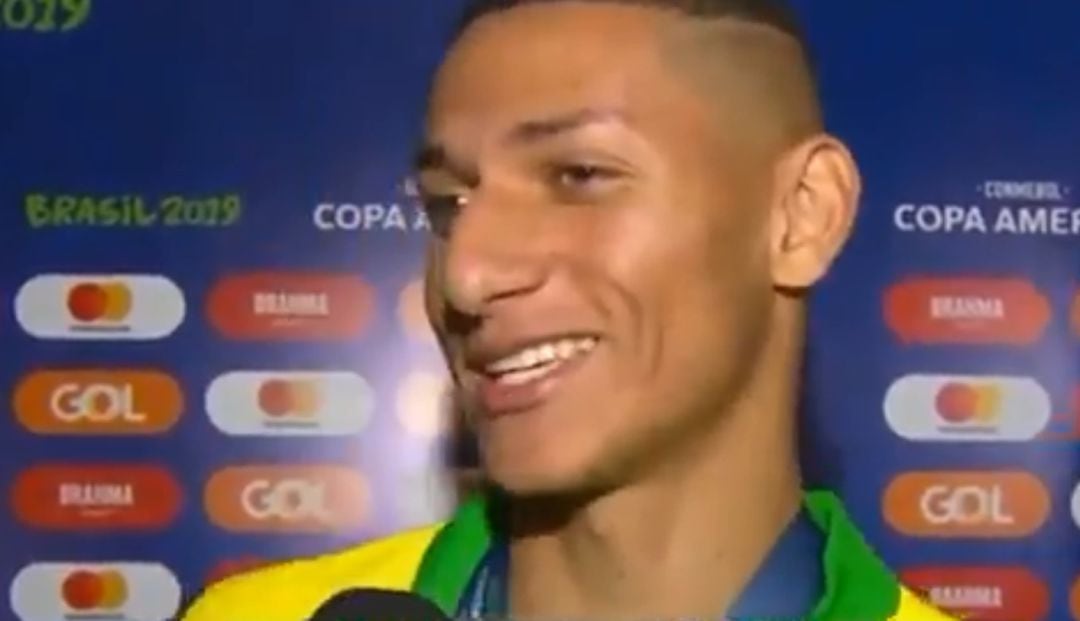 Richarlison sonríe después de admitir que no se acordaba del nombre de su bisabuela