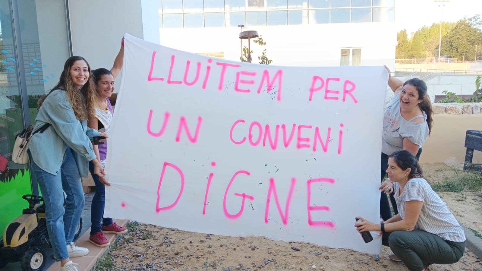 Trabajadoras de una de las guarderías que se han sumado al paro