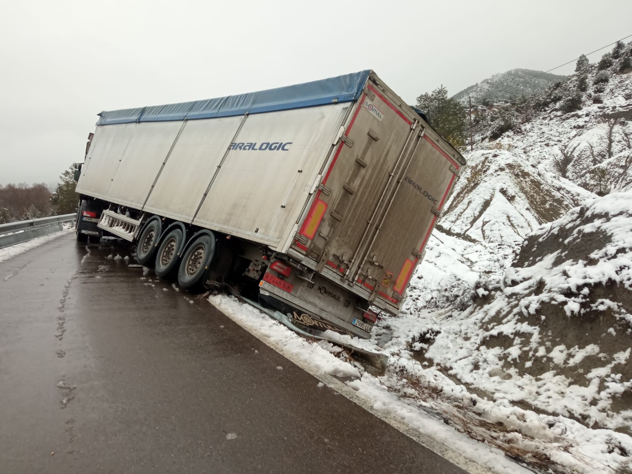 Camión cruzado en La Peña