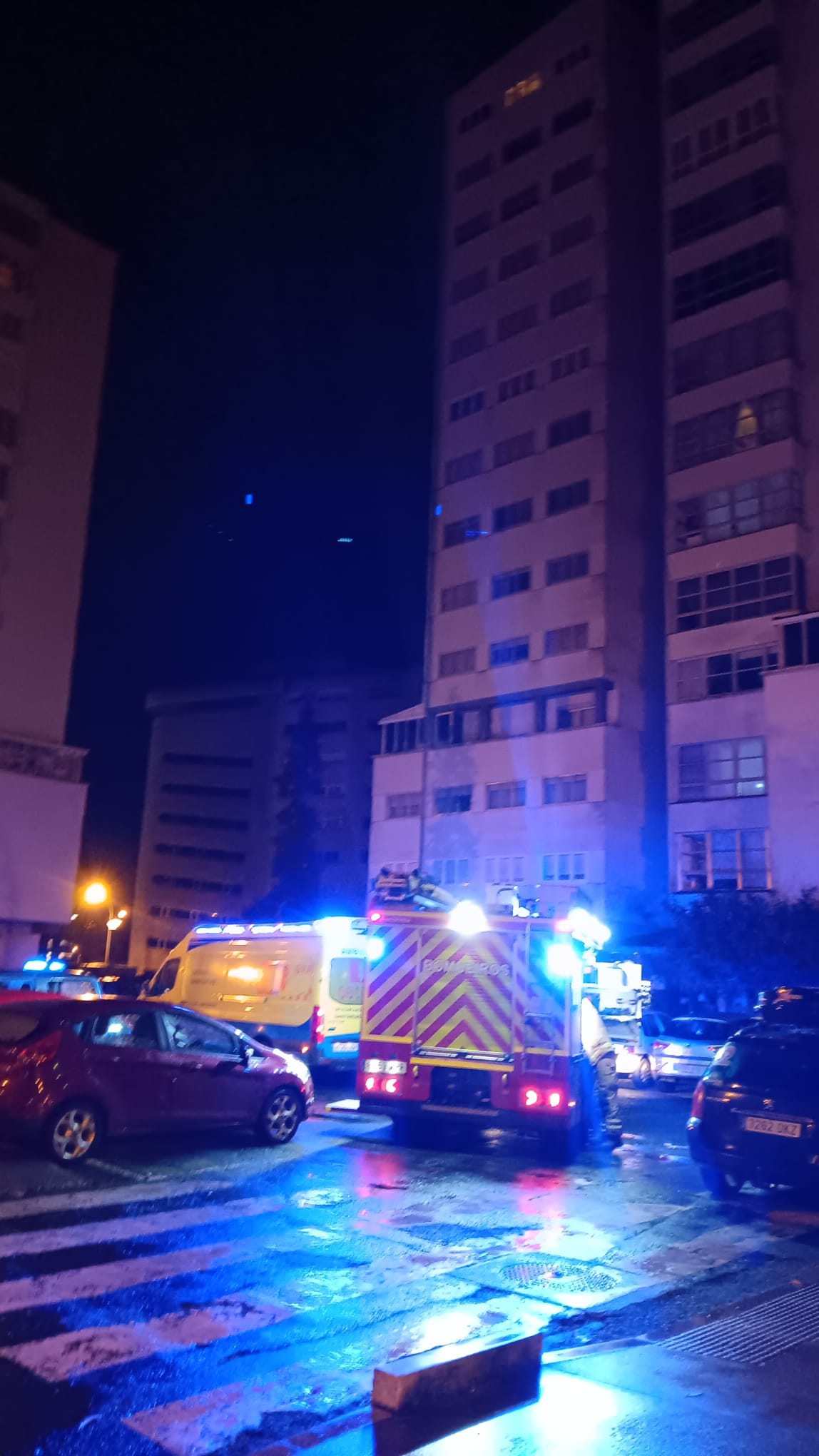 Despliegue por el incendio de la madrugada de este lunes en la avenida de Castelao (foto: Concello de Ferrol)