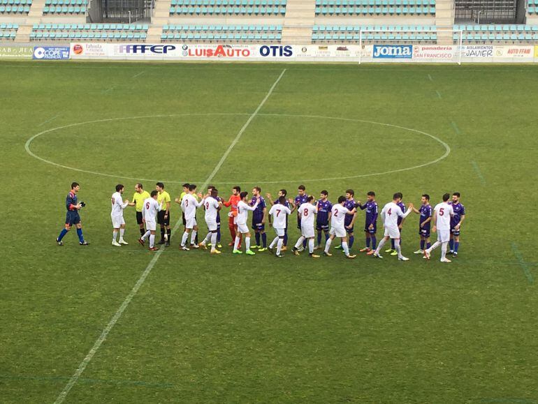 Saludo inicial entre los jugadores del Palencia Cristo Atlético y el Real Burgos