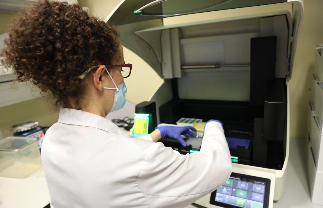 Una bióloga trabaja con un PCR digital.