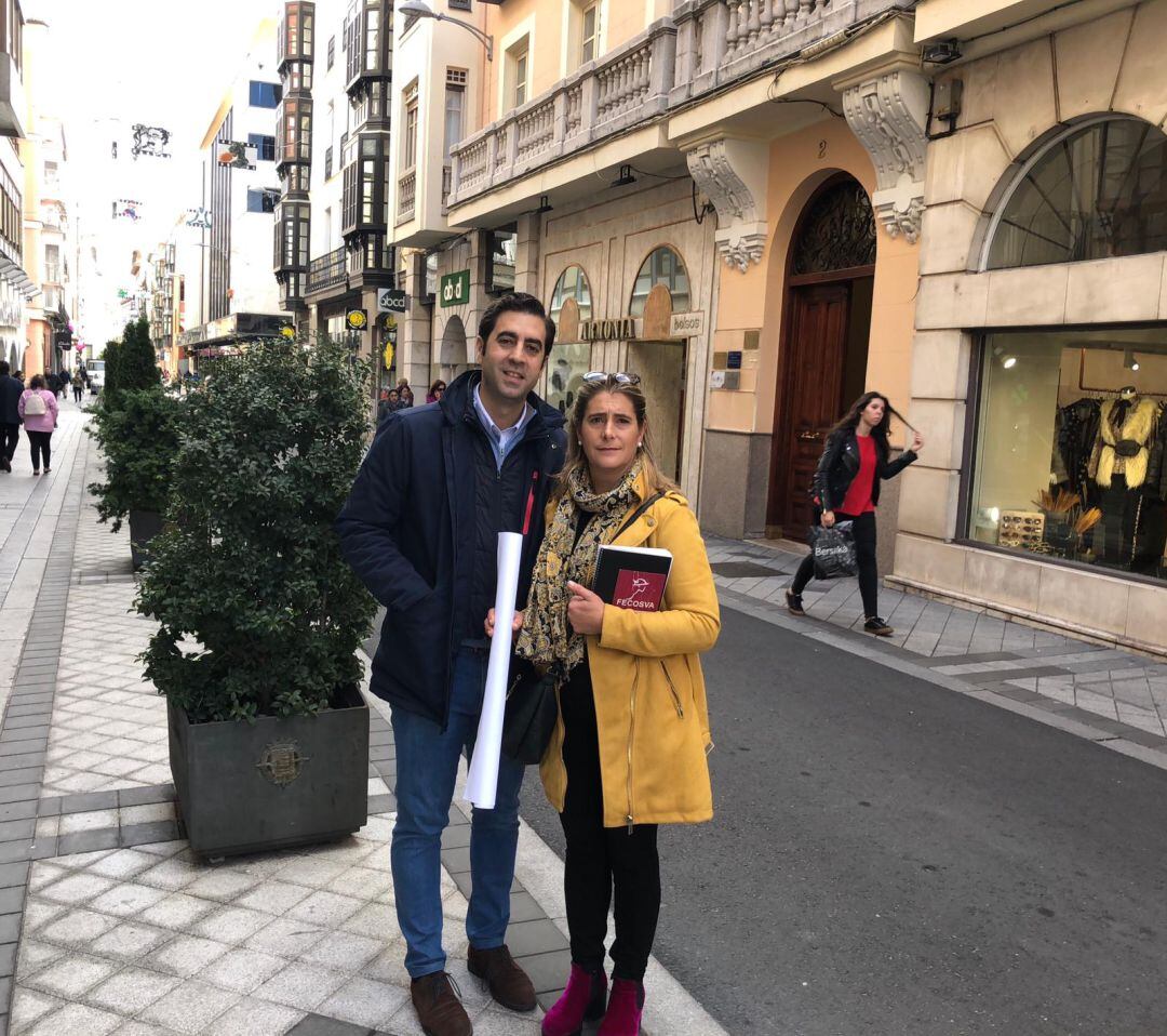 Jaime Curiel y Mila Aguado, con el plano del proyecto en la mano, en la calle Regalado