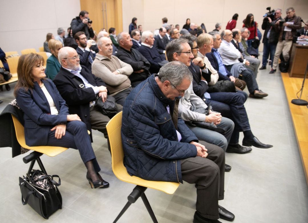 Los acuerdos alcanzados por la Fiscalía Anticorrupción han permitido reducir el banquillo del caso Plaza, el mayor contra la corrupción instruido en Aragón, a un total de cinco acusados, cuyo enjuiciamiento ha sido aplazado hasta el lunes próximo. El acue