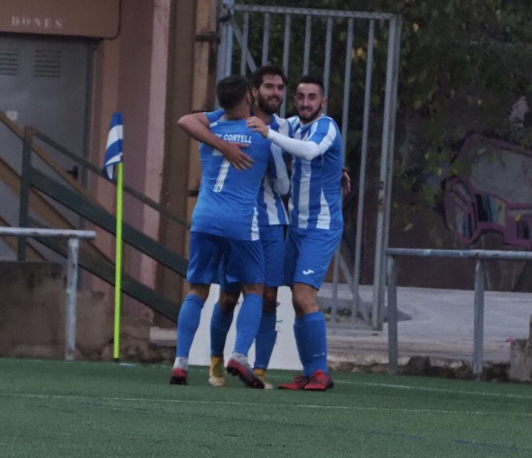 Cortell y Martí celebran junto a Ximo el gol del empate