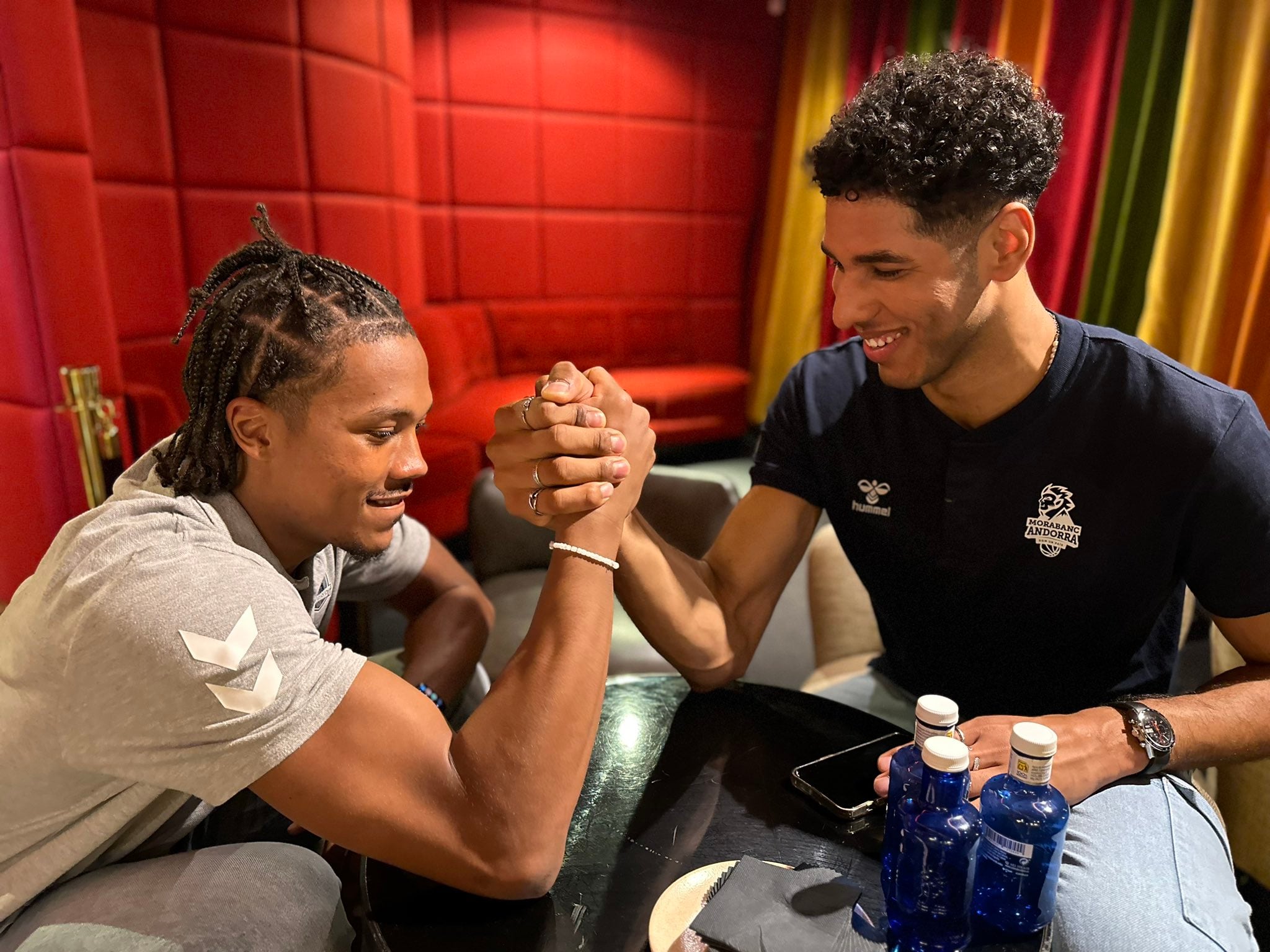 Felipe dos Anjos (dreta) amb un jugador del Surne Bilbao Basket.