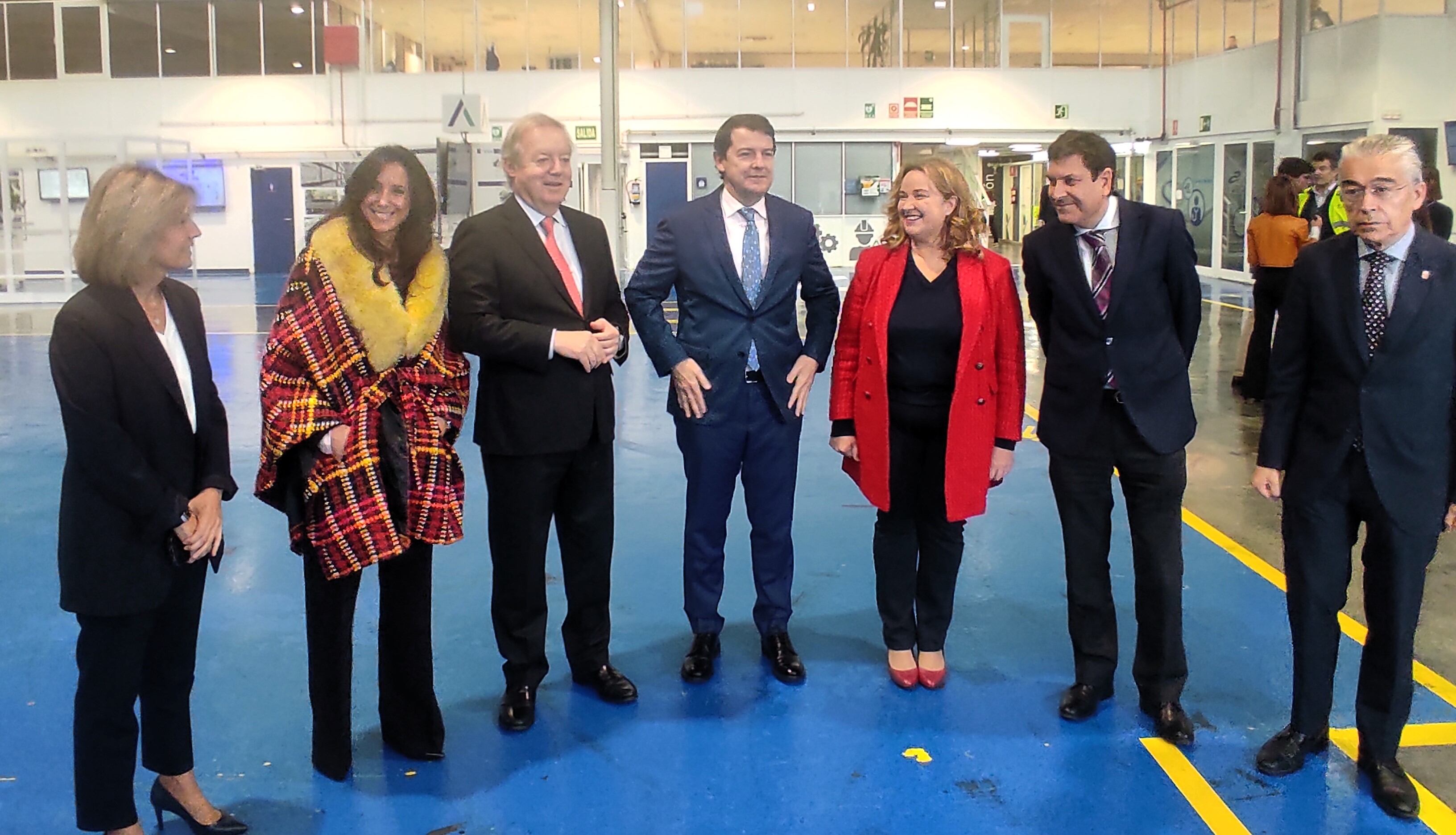 En el centro, Alfonso Fernández Mañueco, presidente de la Junta de Castilla y León; flanqueado por Ernesto Antolín, presidente del Grupo Antolín; y Cristina Ayala, alcaldesa de Burgos. / Foto: Radio Castilla