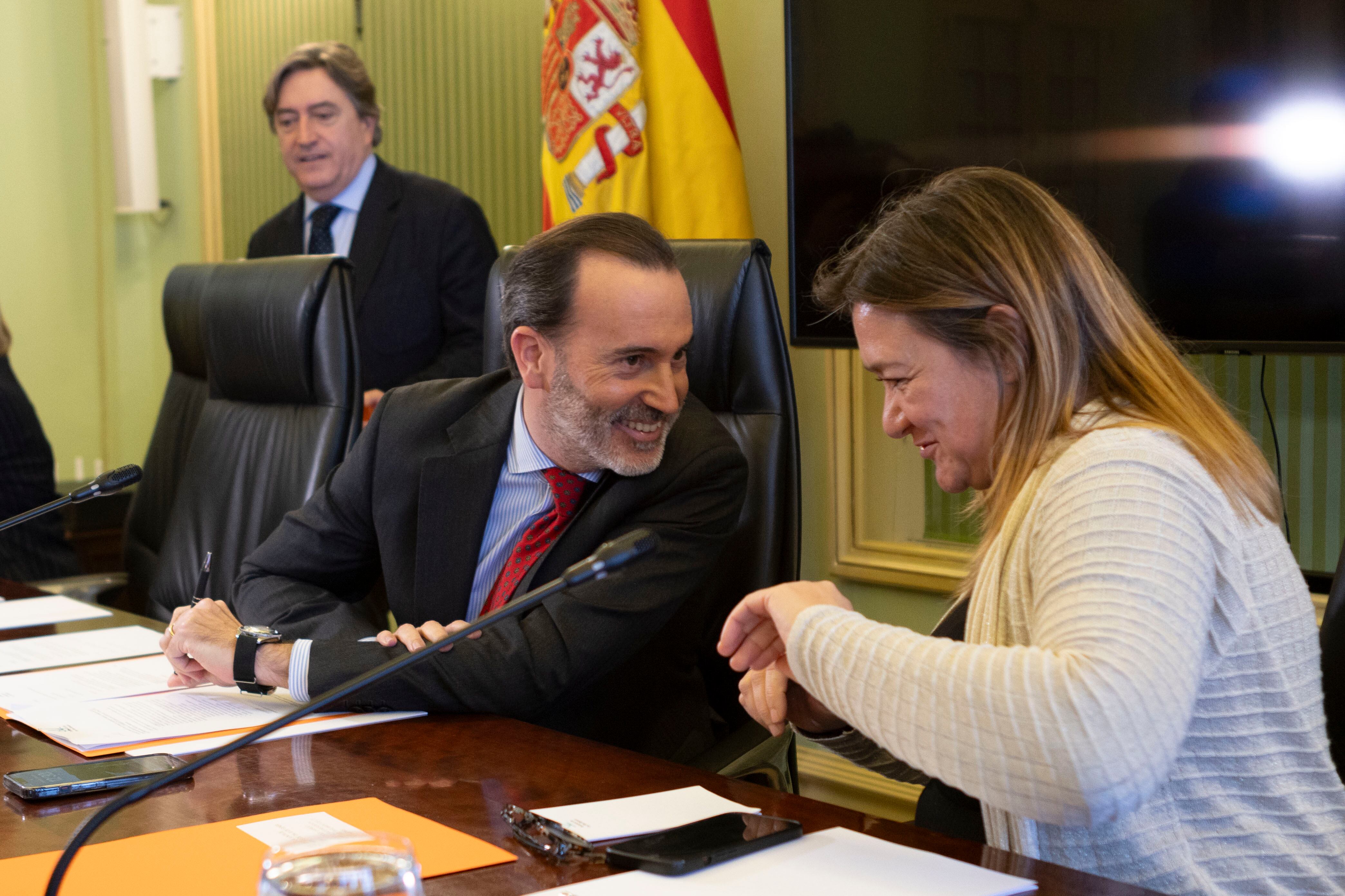 PALMA, 31/01/2024.- El actual presidente de la cámara, el diputado de Vox, Gabriel Le Senne (c) , Mauricio Rovira (i) y la vicepresidenta segunda del Parlament, Mercedes Garrido, durante la reunión de la Junta de Portavoces en el Parlamento Balear. EFE/CATI CLADERA

