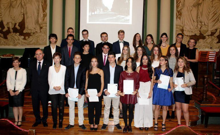 Foto de familia de los 29 alumnos con mejores calificaciones