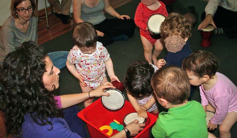 Los bebés de 6 a 15 meses disfrutan tanto como sus progenitores al compartir tiempo, música, instrumentos y juegos en este taller