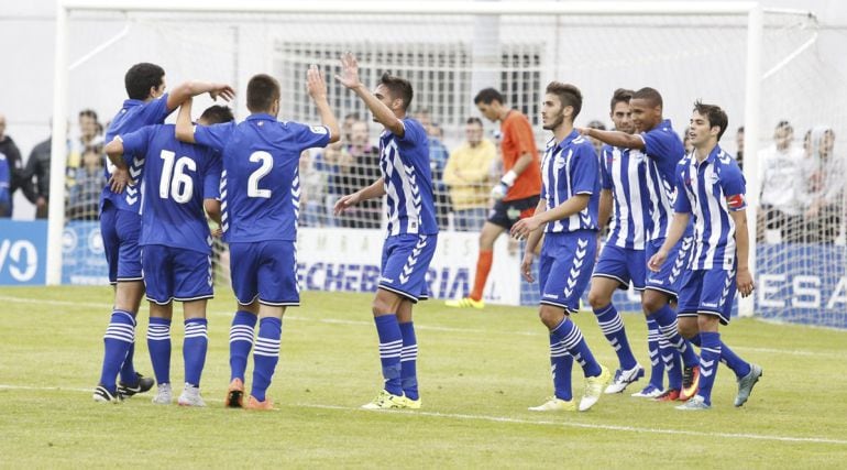 Los jugadores del Alavés celebran el gol marcado por Deyverson.