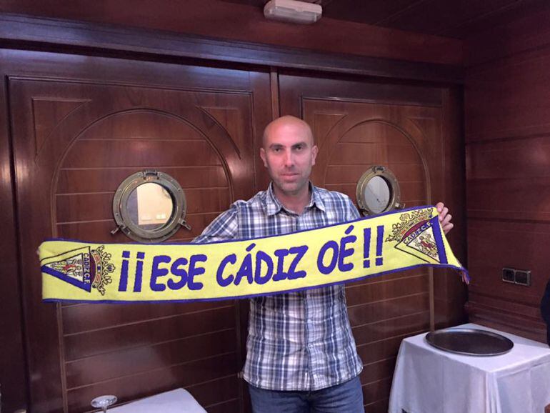 Raúl López posa con una bufanda del Cádiz