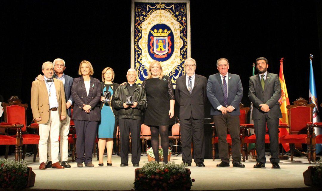 Foto de familia con todos los premiados con la Medalla de Oro e Hijo Predilecto de la Ciudad