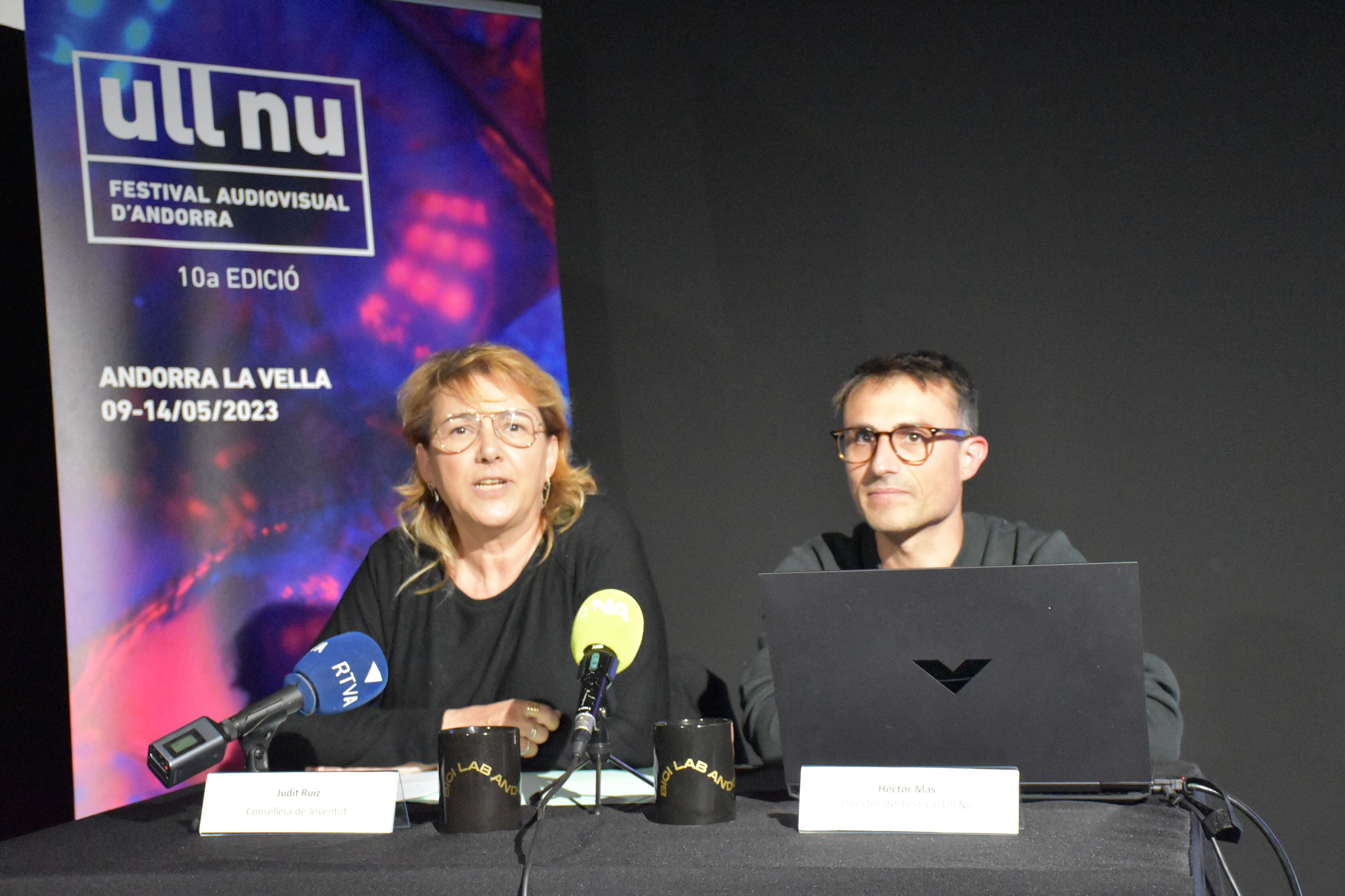 La consellera de Joventut del comú d'Andorra la Vella, Judit Ruiz, i el director del festival Ull Nu, Hèctor Mas, durant la roda de premsa de presentació de la 10a edició del festival Ull Nu.