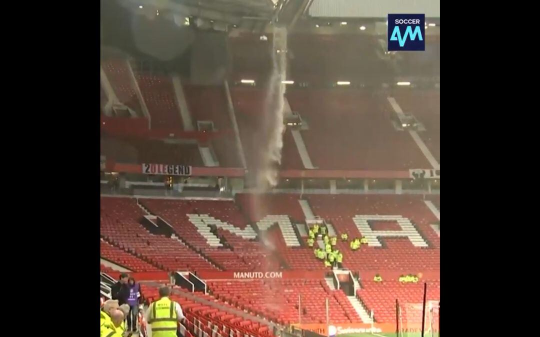 Imágenes de las goteras de Old Trafford.