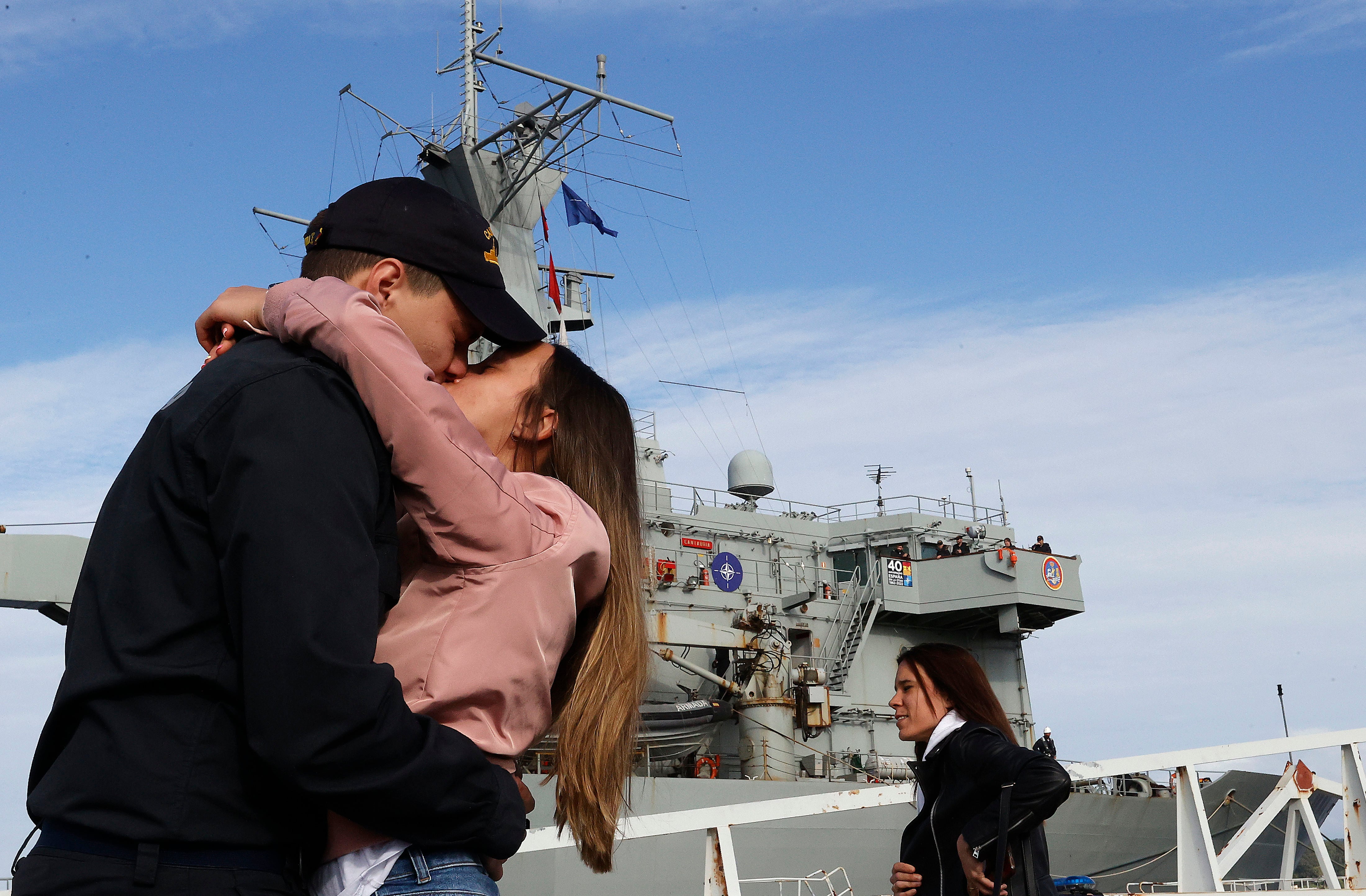 FERROL, 26/06/2022.- Un miembro de la tripulación dl buque &#039;Cantabria&#039; es recibido por su pareja tras atracar en su base de Ferrol tras permanecer desplegado en los últimos meses con la OTAN en el Mediterráneo, este domingo. EFE/ Kiko Delgado
