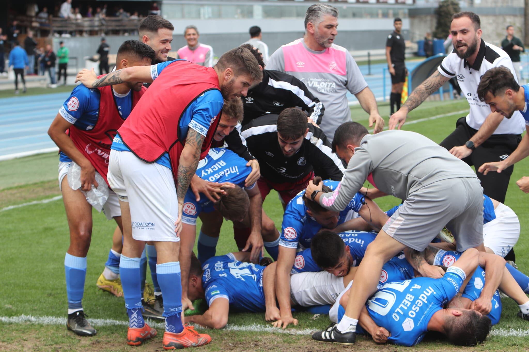 Jugadores del Xerez DFC celebrando el tercer gol