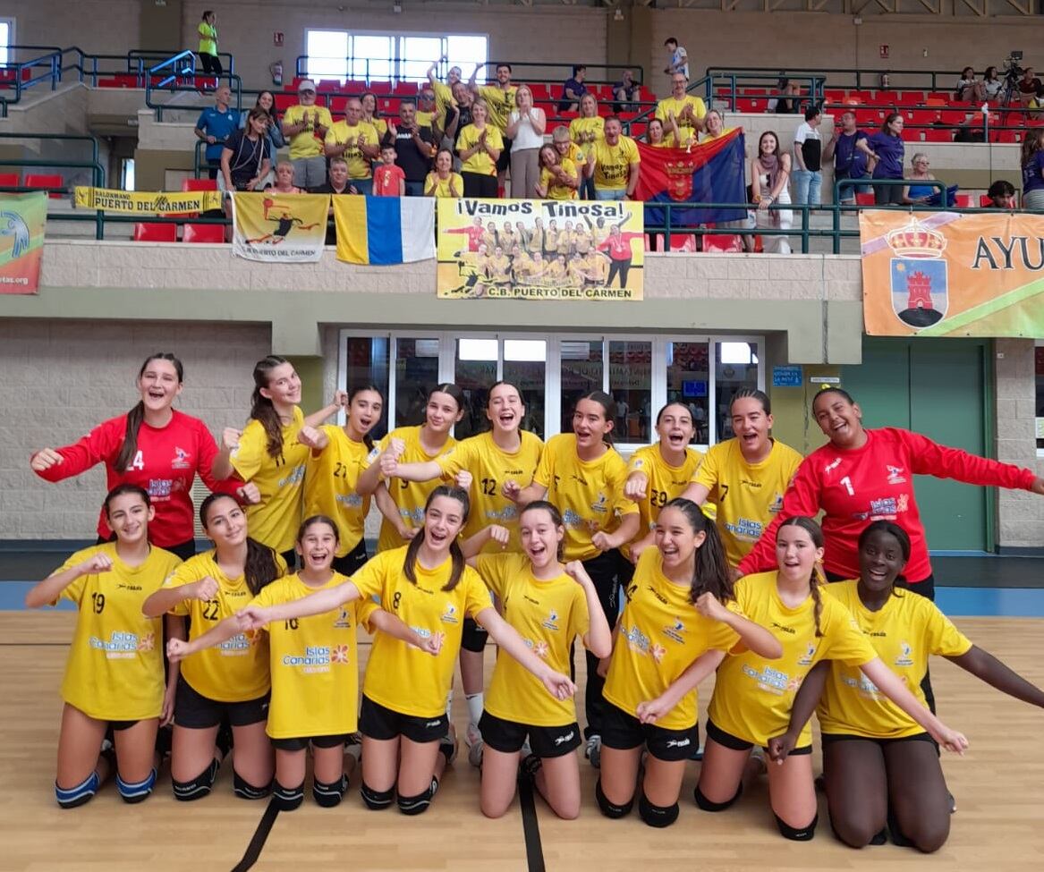 Jugadoras del equipo infantil de balonmano del Puerto del Carmen.