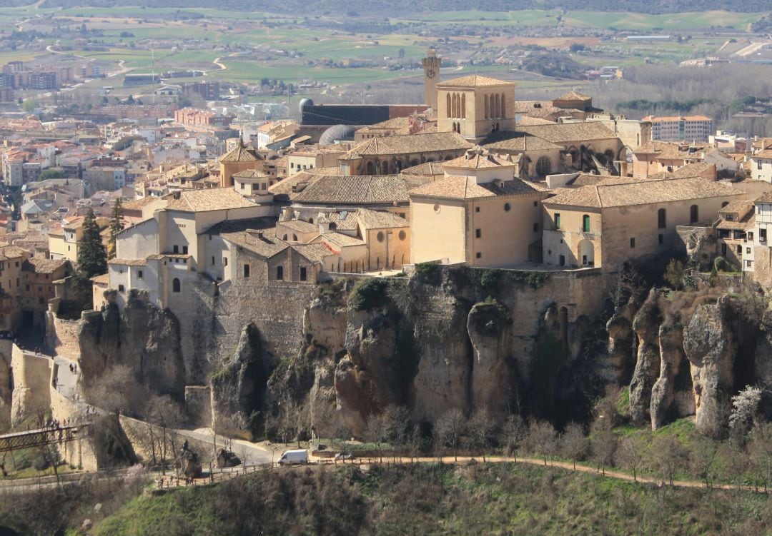 Las obras de reparación de la muralla trasera han comenzado con la instalación de andamios