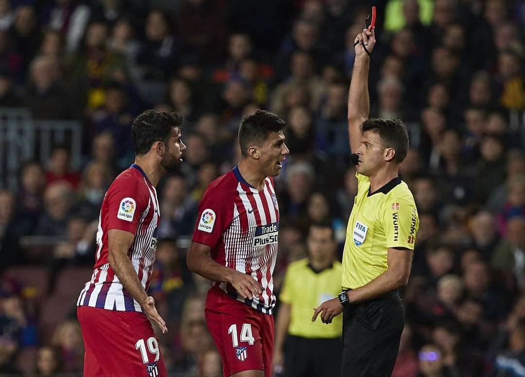 Momento de la expulsión durante el FC Barcelona-Atlético de Madrid.