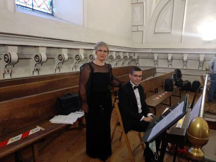La soprano Mónica Moreal y el organista Juan Carlos Andrés Brogeras.