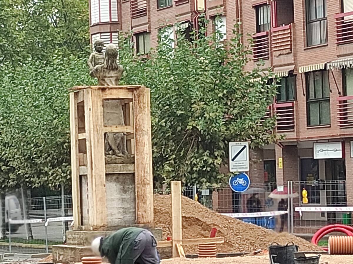 La escultura de 'La maternidad', instalada en la glorieta de las Huertas del Sacramento de Ponferrada