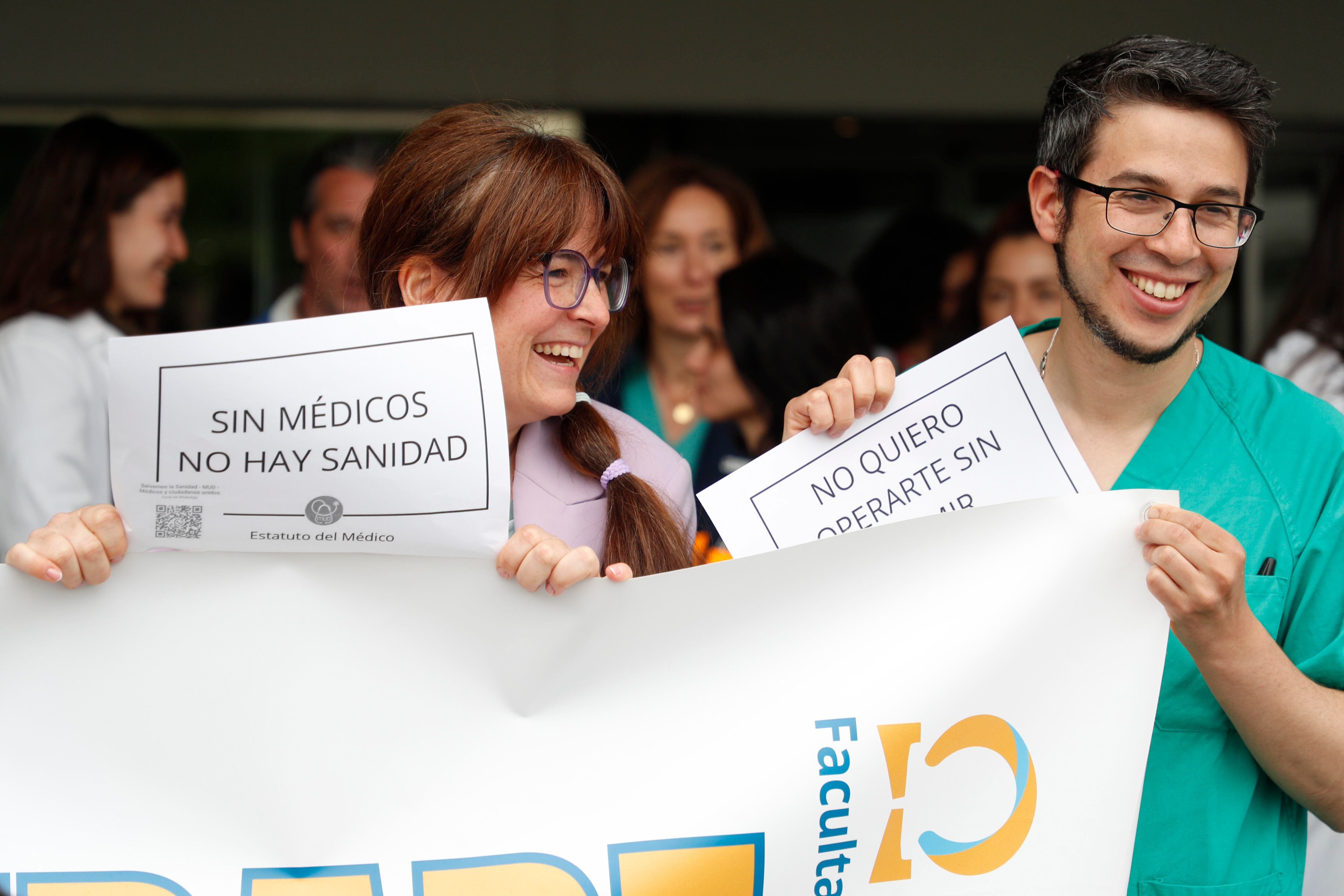 LUGO, 27/04/2026.- Médicos concentrados ante el Hospital Hospital Universitario Lucus Augusti HULA de Lugo este lunes en el que da comienzo la cuarta semana de huelga contra la reforma del estatuto marco que propone el Ministerio de Sanidad y que regula las condiciones laborales del personal del Sistema Nacional de Salud. EFE/ Eliseo Trigo