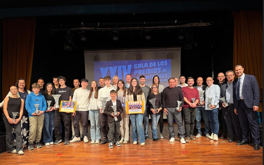 Foto de familia de premiados y autoridades