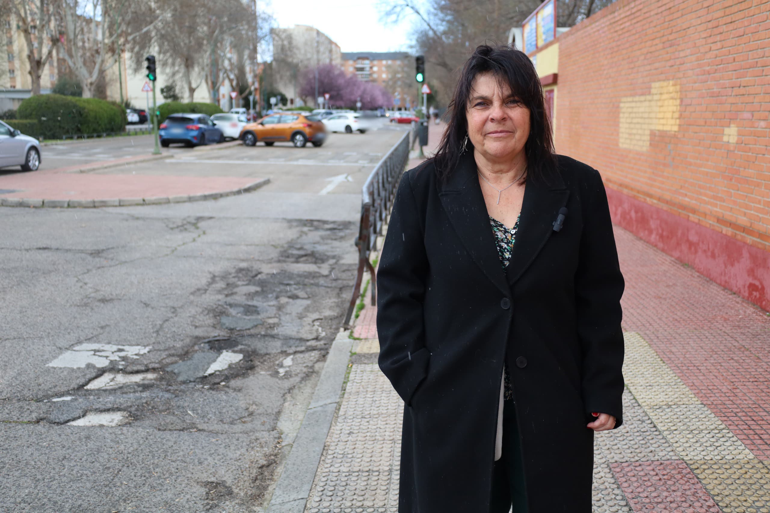 La concejal de Urbanismo de Alcalá, Cristina Alcañiz, visita la zona confluyente de la calle Santander y la avenida de Castilla, en el barrio de El Val