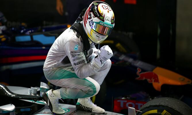 Hamilton celebra su victoria en el GP de Singapur.