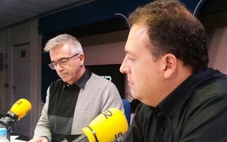 De izquierda a derecha, Carles Francino y Juan Pablo Escobar en el estudio central.