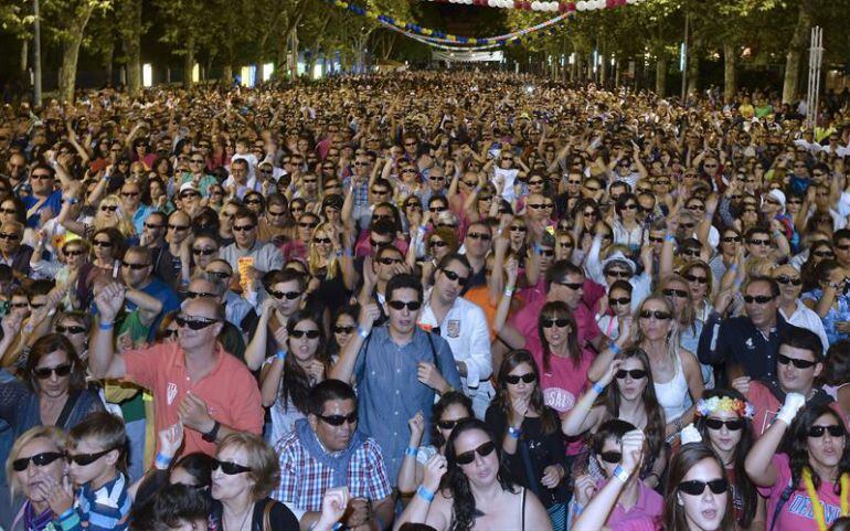 Miles de ciudadanos, con gafas de sol, baten un récord Guinness en la Acera de Recoletos