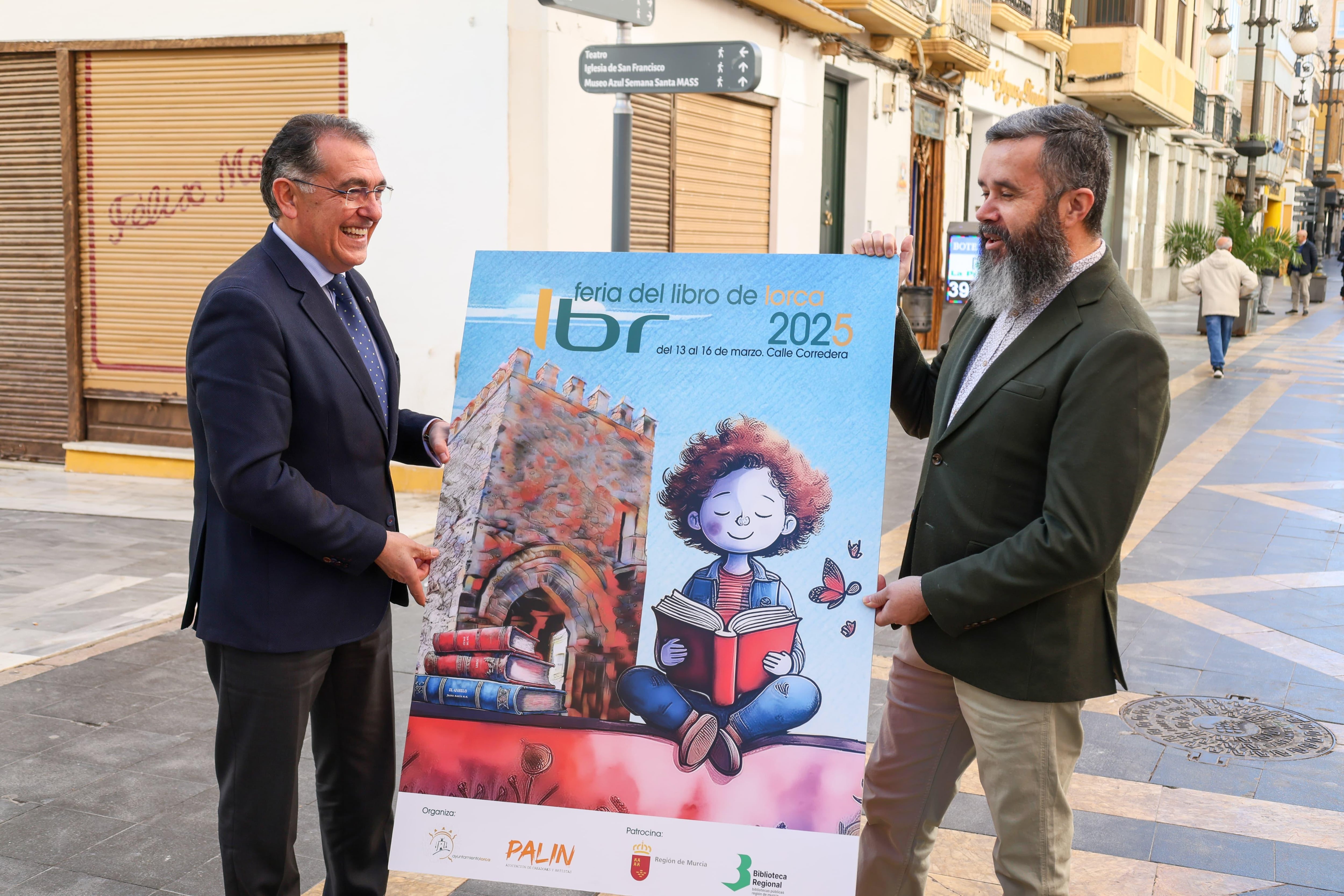 Santiago Parra, edil de Cultura y Jesús Boluda del Toro, director de la Feria del Libro con el cartel del evento literario